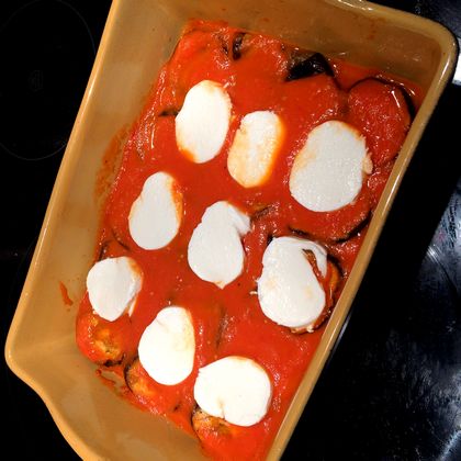 La plat de gratin d'aubergines avant cuisson